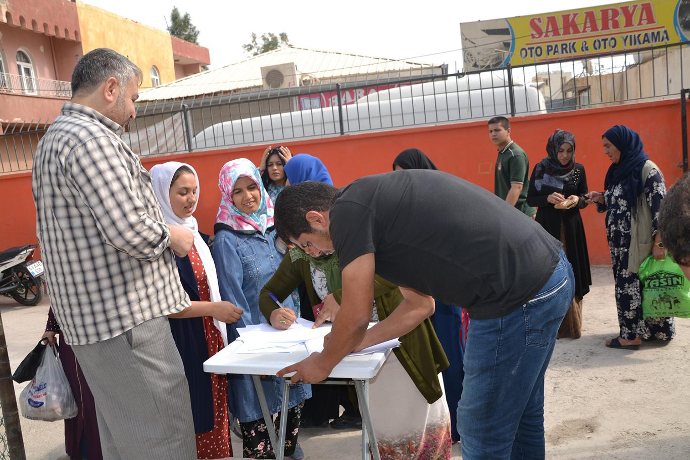 Veliler ikili eğitim için imza kampanyası başlattı Veliler ikili eğitim için imza kampanyası başlattı
